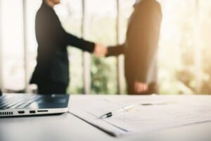 عقود الشراكة: المفهوم، الأنواع، والمزايا القانونية